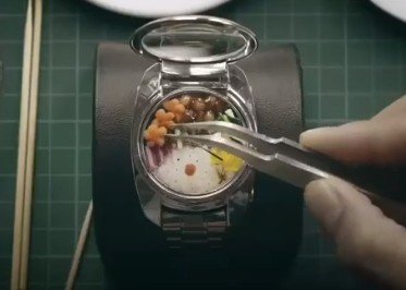 Jam Tangan Berisi Bekal Makanan di Jepang. (YouTube)