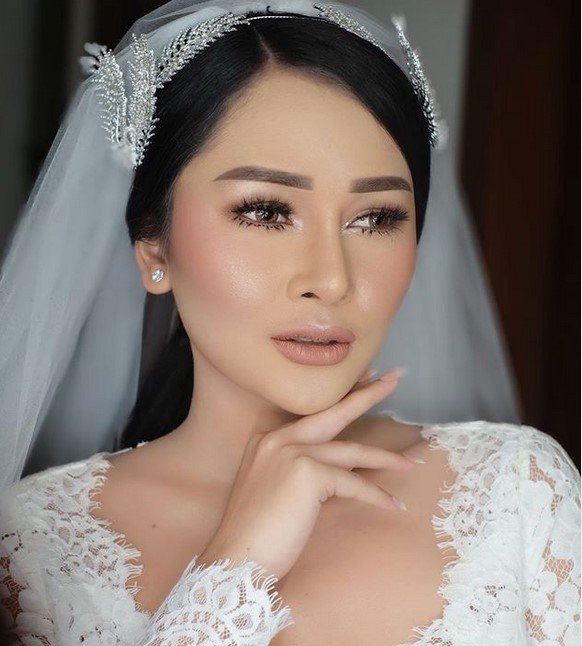 Mutia Ayu dalam balutan gaun pengantin. [Instagram @andruwspun]