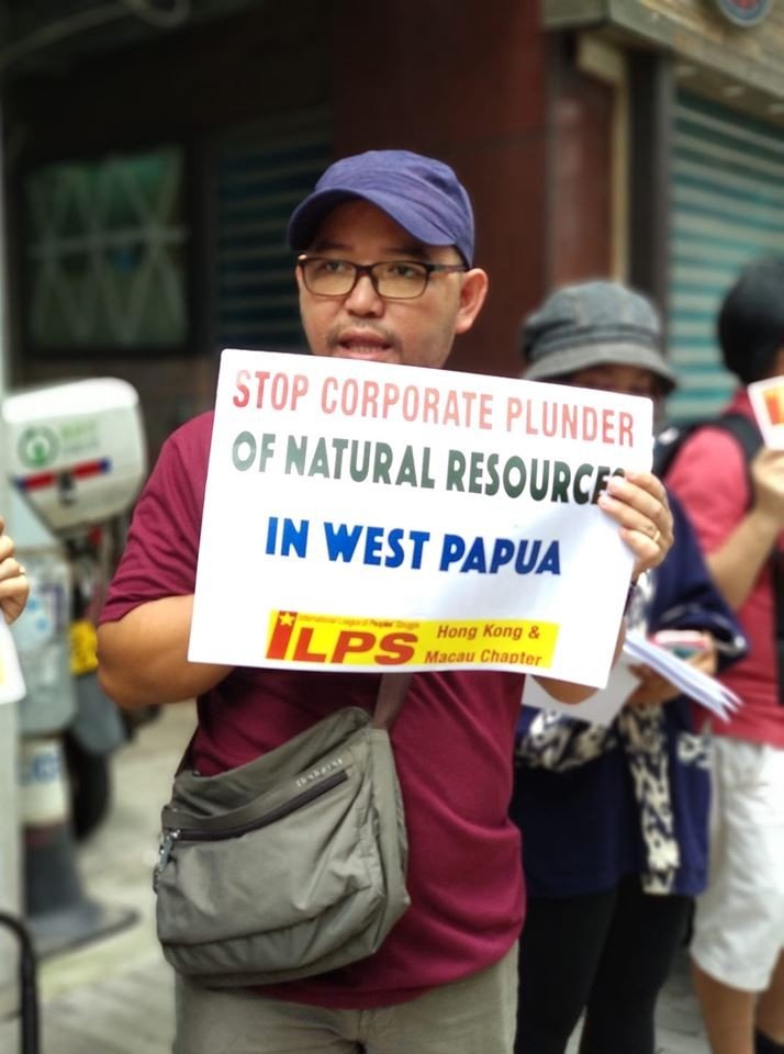 ILPS Hong Kong dan Macau menggelar aksi mendukung rakyat Papua di depan kantor KJRI, Kamis (22/8/2019). [ILPS]