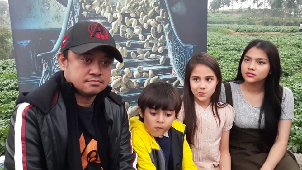 Rizal Mantovani bersama para pemain cilik film Rumah Kentang: The Beginning. [Sumarni/Suara.com]