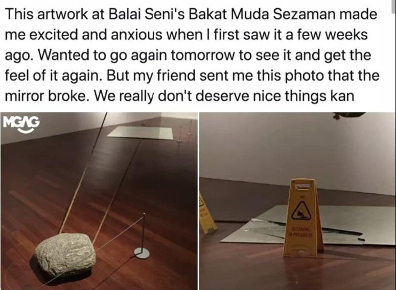 Pengunjung Pameran Rusak Karya di Galeri. (Facebook/Chong Boon Pok)