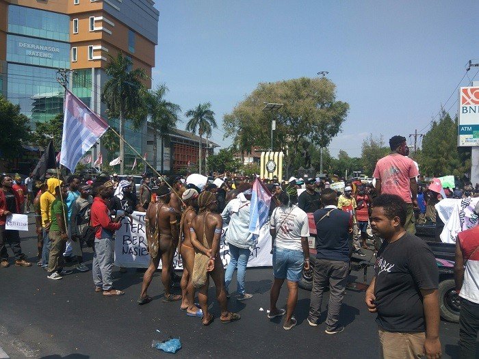  Aliansi Mahasiswa Papua (AMP) cabang Semarang dan Persatuan Rakyat untuk Pembebasan Papua Barat, aksi digelar di budaran air mancur Jalan Pahlawan Semarang, Sabtu (24/8/2019). [Suara.com/Adam Iyasa]