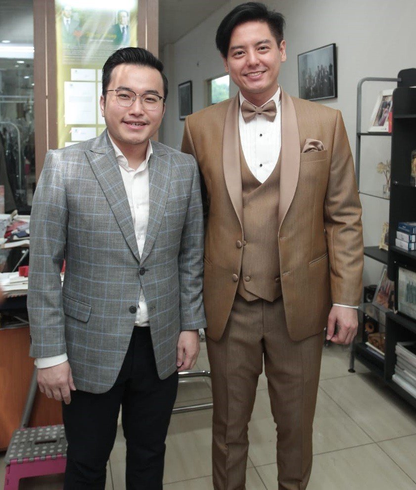 Roger Danuarta bersama desainer Stephen Putra Wongso alias Wong Hang. [Sumarni/Suara.com]