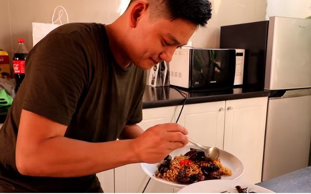 Makan Indomie Pakai Kecoa, YouTuber Ini Bilang Rasanya Mirip Udang. (YouTube/The Santoso)