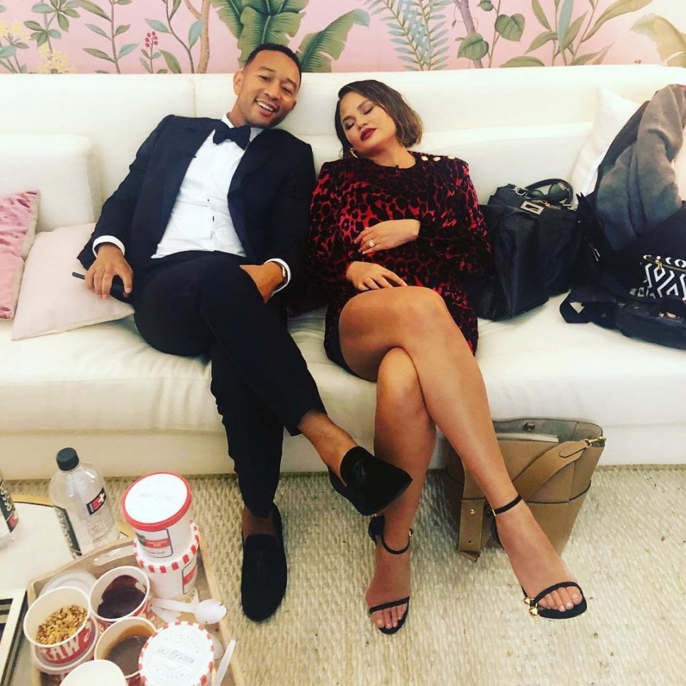 Chrissy Teigen dan suaminya, John Legend. (Instagram/@chrissyteigen)