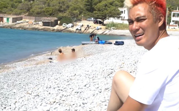 Main di Pantai Ibiza, Baim Wong Kaget Ketemu Bule Berjemur Tanpa Pakaian. (YouTube)