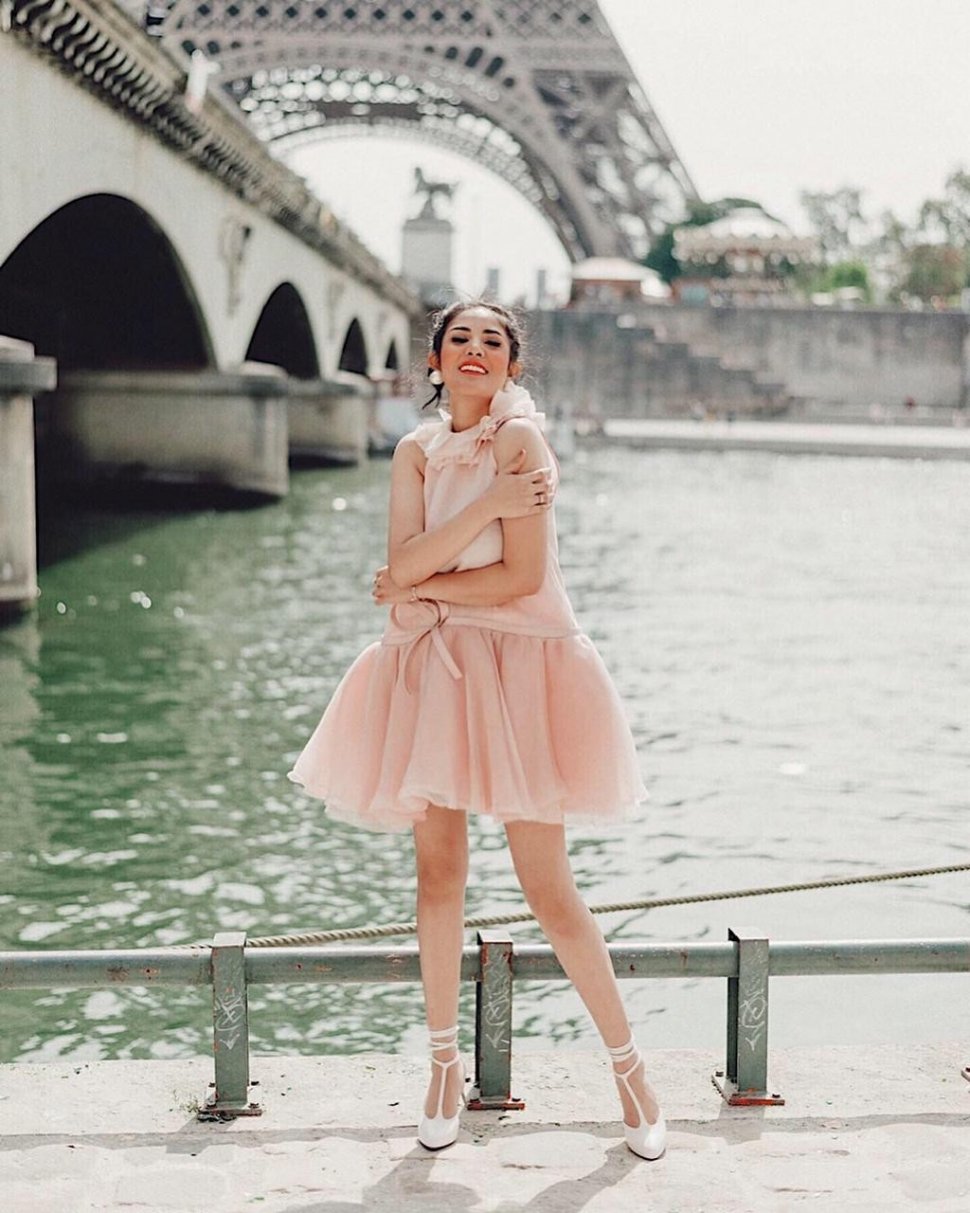 Nindy mengenakan dress rancangan desainer Didi Budiardjo. Mini dress peach ini membuat Nindy terlihat sangat girly. (Instagram/Nindy Ayunda)