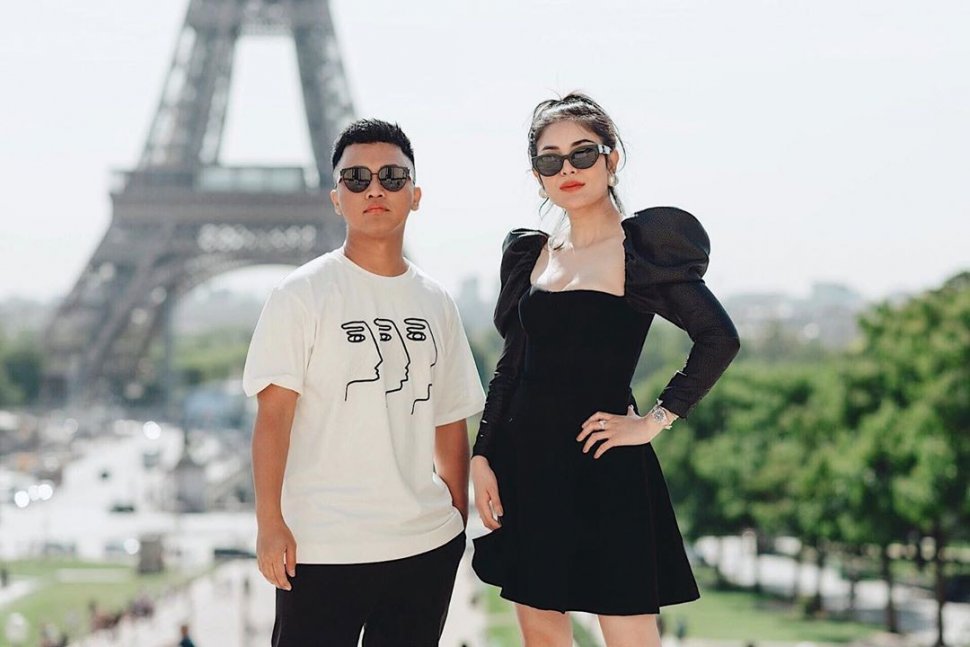 Nindy Ayunda tampil berfoto bersama stylist pribadinya, Erich Al Amin. (Instagram/Nindy Ayunda)