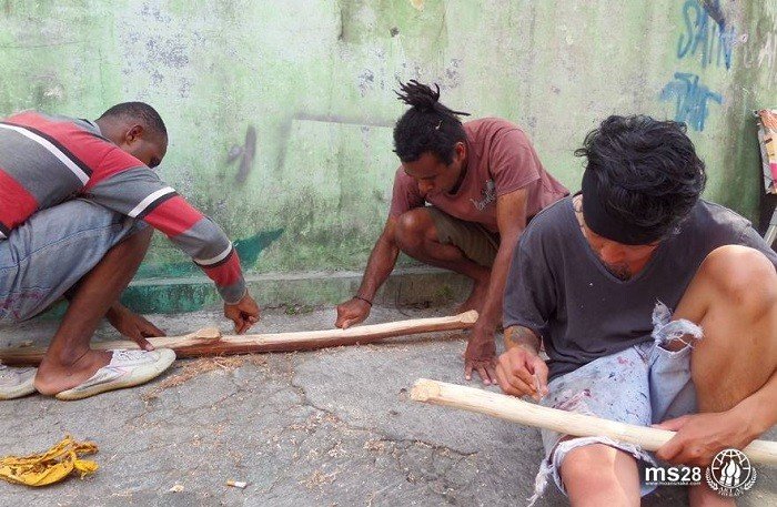 Galuh Abrianto bersama teman-teman Papua menata Kampung Bausasran dalam Art as Therapy, Maret 2014. [Arsip Pribadi MoanSnake28]