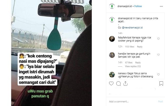 Centong Nasi Jadi Gantungan di Kaca Spion Tengah Mobil Sopir Taksol. (Instagram/dramaojol.id)