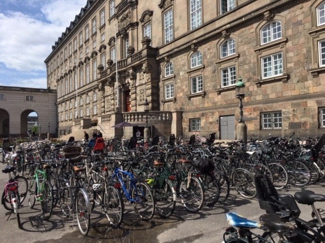 Parkiran Gedung Parlemen Denmark Dipenuhi Sepeda (Sumber : H.E. Rasmus Abildgaard Kristensen, Duta Besar Denmark Indonesia)