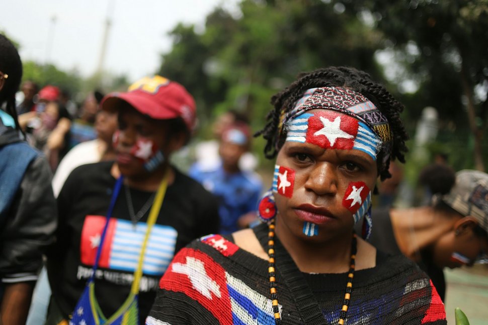 Aksi di Depan  Istana Mahasiswa Papua Kenakan Atribut 