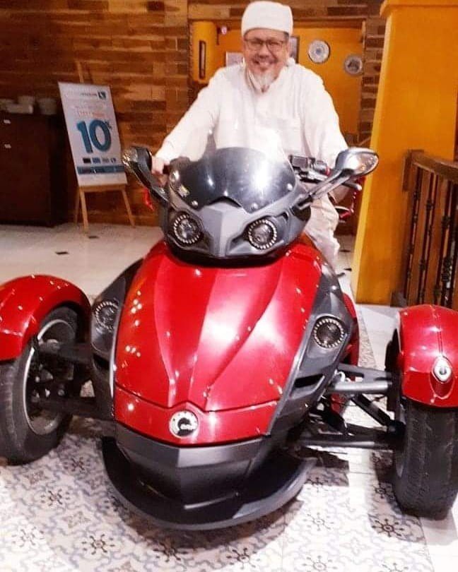 Ustaz Tengku Zulkarnain Jajal Moge Roda 3 BRP Can-Am Spyder Roadster. (Instagram/tengkuzulkarnain.id)