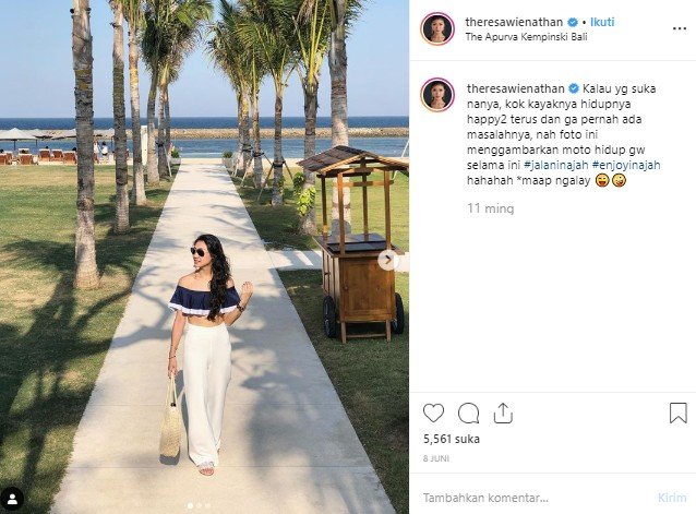 Gaya liburan Theresa Wienathan, asisten pribadi Nia Ramadhani. (Instagram/theresawienathan)