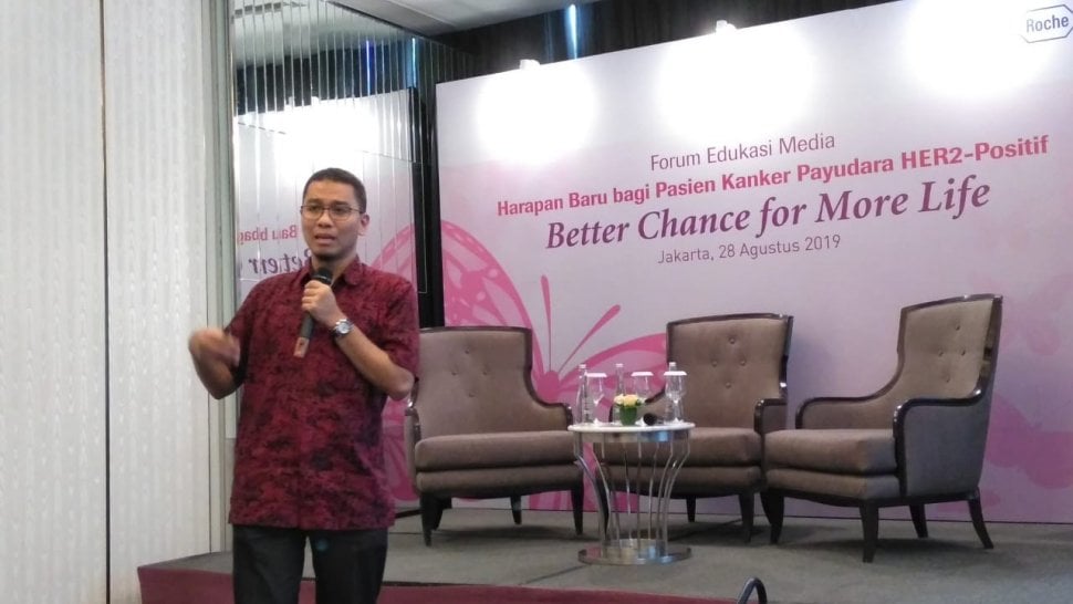 Dr. dr. Andhika Rachman, SpPD-KHOM, Spesialis Penyakit Dalam Konsultan Hematologi Onkologi Medik,  dalam acara diskusi media bersama Roche di Hotel Raffles, Kuningan, Jakarta Selatan, Rabu (28/8/2019). (Suara.com/Dini Afrianti Efendi)