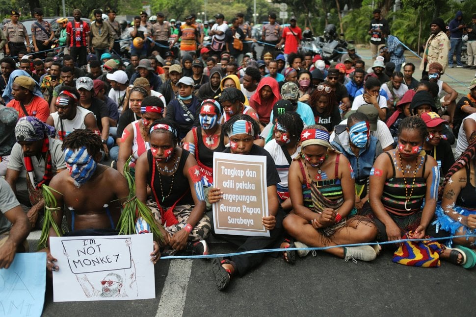 Sejumlah mahasiswa Papua yang tergabung dalam Komite Mahasiswa Anti Rasisme, Kapitalisme, Kolonialisme Dan Militerisme melakukan unjuk rasa di depan Istana Merdeka, Jakarta, Rabu (28/8). [Suara.com/Arya Manggala]