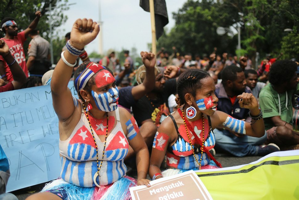 Sejumlah mahasiswa Papua yang tergabung dalam Komite Mahasiswa Anti Rasisme, Kapitalisme, Kolonialisme Dan Militerisme melakukan unjuk rasa di depan Istana Merdeka, Jakarta, Rabu (28/8). [Suara.com/Arya Manggala]