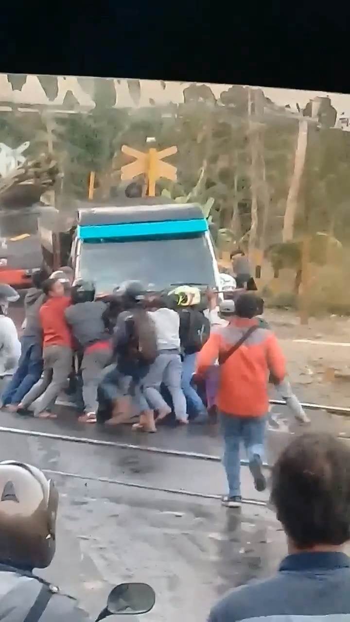 Evakuasi Truk yang Tersangkut di Perlintasan KA di Banyumas. (Facebook)