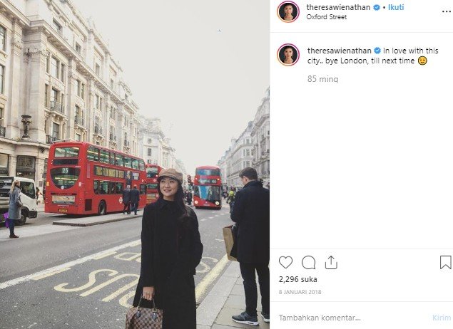 Gaya liburan Theresa Wienathan, asisten pribadi Nia Ramadhani. (Instagram/theresawienathan)