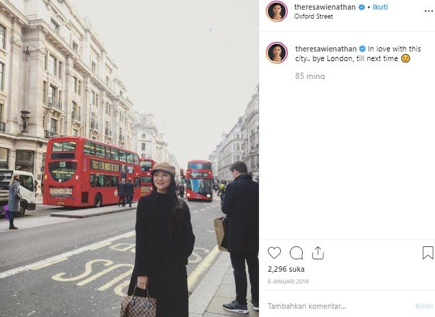 Gaya liburan Theresa Wienathan, asisten pribadi Nia Ramadhani. (Instagram/theresawienathan)