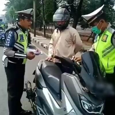 Polisi Menindak Pemotor yang Menggunakan Sirene Ambulans. (Facebook)