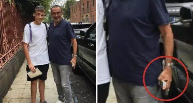 Foto yang memperlihatkan Maurizio Sarri (kanan) tengah menggenggam sebungkus rokok. [Corriere della Sera]