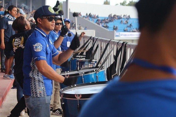 Penabuh drum suporter PSIM. [Suara.com/Muhammad Ilham Baktora]