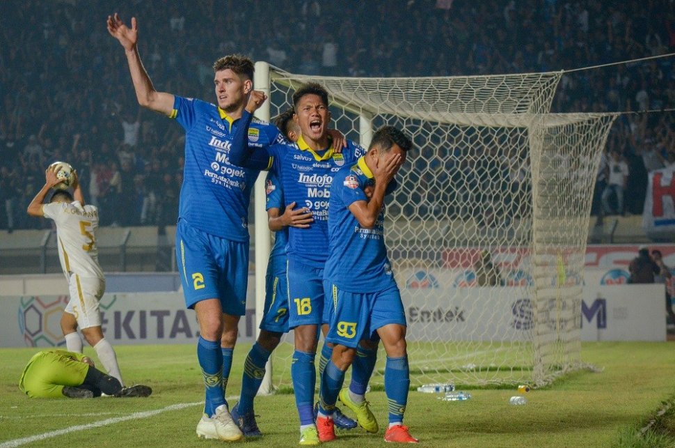 Pemain Persib Bandung melakukan selebrasi usai mencetak gol ke gawang PSS Sleman pada laga lanjutan liga I di Stadion Si Jalak Harupat, Kabupaten Bandung, Jawa Barat, Jumat (30/8/2019). Persib Bandung menang 1-0. ANTARA FOTO/Raisan Al Farisi/nz