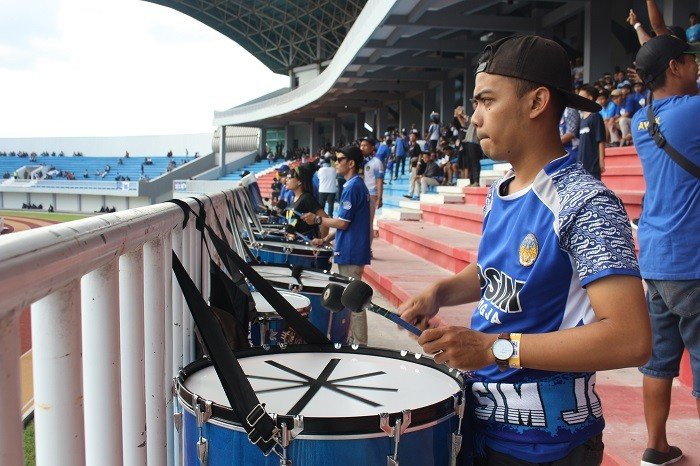 Penabuh drum suporter PSIM. [Suara.com/Muhammad Ilham Baktora]