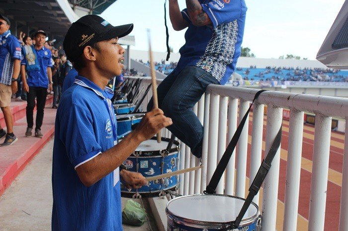 Penabuh drum suporter PSIM. [Suara.com/Muhammad Ilham Baktora]