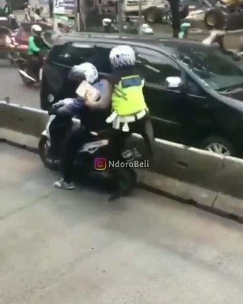 Aksi Kocak Polisi Menindak Pemotor di Jalur Transjakarta. (Instagram/ndorobeii)