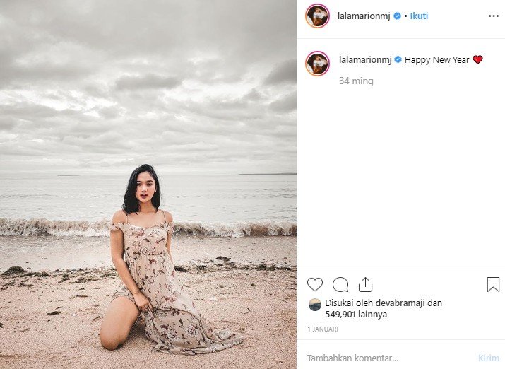 OOTD liburan ke pantai ala Marion Jola. (Instagram/@lalamarionmj)