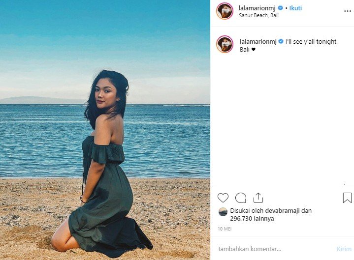 OOTD liburan ke pantai ala Marion Jola. (Instagram/@lalamarionmj)
