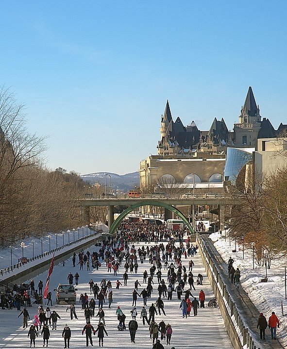 Wahana ice skating terbesar (Wikimedia Commons)