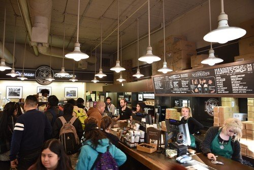 Starbucks Pike Place Market, AS (Shutterstock)