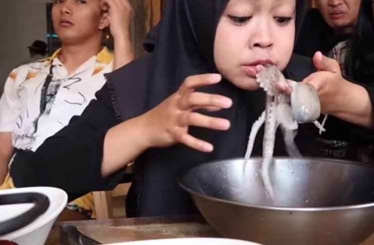 Ria Ricis makan gurita (YouTube/Ria Ricis)