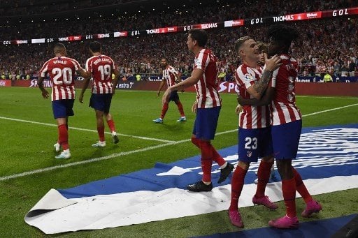 Pemain Atletico Madrid Thomas Partey (kanan) rayakan golnya ke gawang Eibar dalam pertandingan La Liga yang berlangsung di Wanda Metropolitano, Senin (2/9/2019). [AFP]