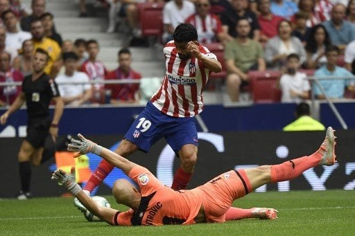 Pemain Atletico Madrid Diego Costa berhadapan dengan penjaga gawang Eibar dalam pertandingan La Liga yang berlangsung di Wanda Metropolitano, Senin (2/9/2019). [AFP]