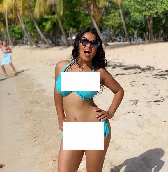 Salma Hayek seksi di pantai. [Instagram]