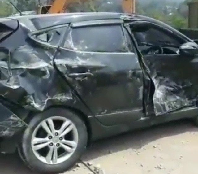 Salah satu mobil pribadi yang hancur dalam peristiwa tabrakan beruntun ruas Purbaleunyi, tol Cipularang [Instagram: terasjabar.id]..