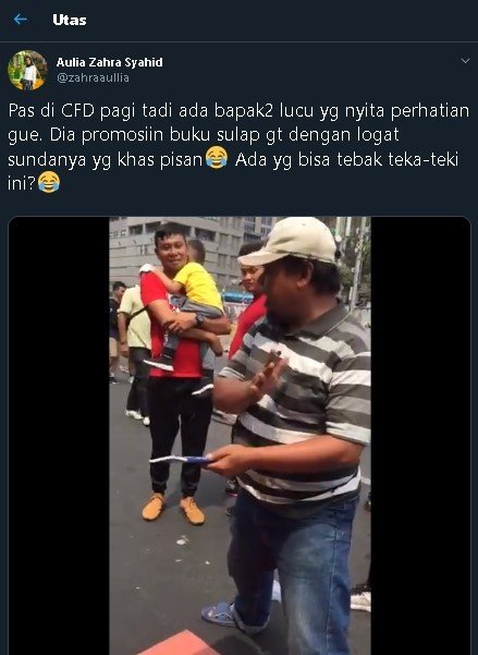 Penjual buku sulap bergaya unik. (Twitter/@zahraaullia)