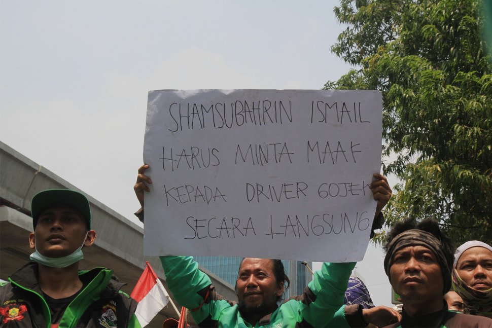 Pengemudi Gojek melakukan demo di depan gedung Kedubes Malaysia di Jalan Rasuna Said, Jakarta Selatan, Rabu (3/9). (Suara.com/Angga Budhiyanto)