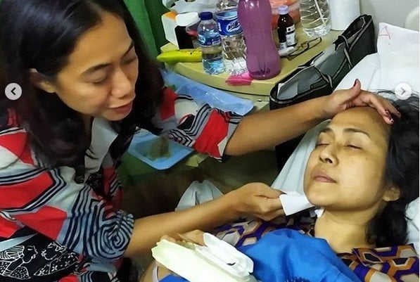 Ria Irawan tengah dirawat di rumah sakit karena kanker. Ria terlihat dijenguk sahabat, Nia Dinata. [Instagram Dewi Irawan]