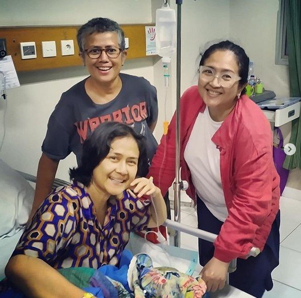 Ria Irawan bersama dua kakaknya, Dewi Irawan dan Atrie Irawan. [Instagram]