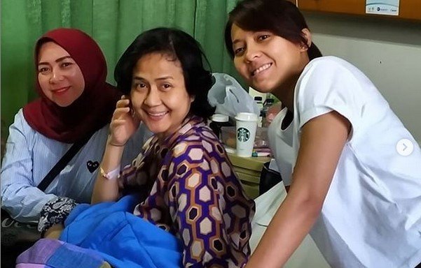 Ria Irawan dijenguk Melly Goeslaw dan Lala Karmela. [Instagram]