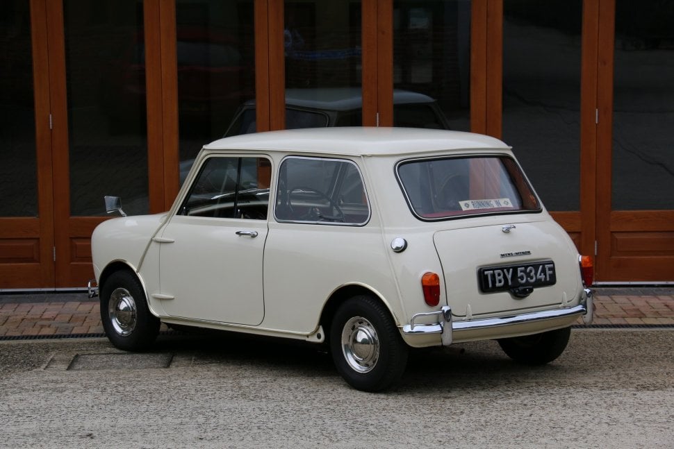 Morris Mini-Minor Super De Luxe. (Carscoops)