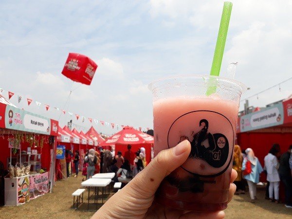 Ragam menu es segar dan dingin di Pucuk Coolinary Festival Palembang. (Suara.com/Risna Halidi)