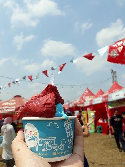 Ragam menu es segar dan dingin di Pucuk Coolinary Festival Palembang. (Suara.com/Risna Halidi)