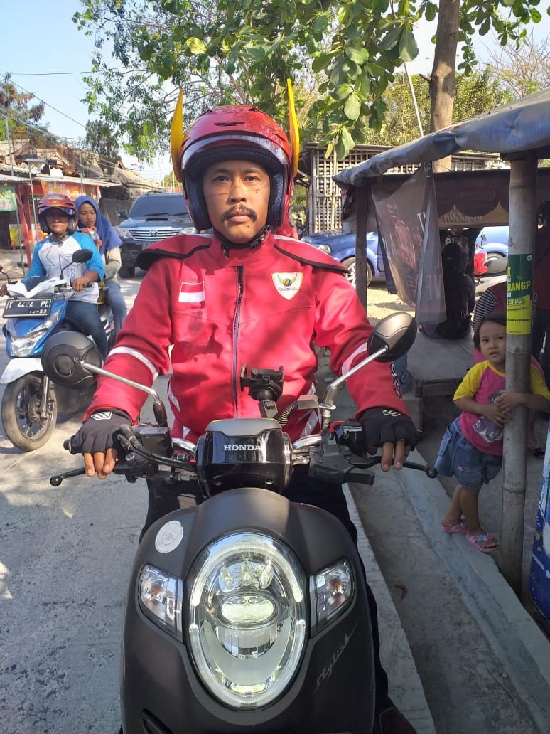 Driver Gaspol Indonesia mengunakan atribut ciri khasnya sama seperti super hero Gundala di Depok. (Suara.com/Supriyadi)