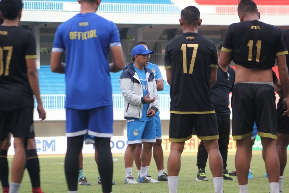 Aji Santoso saat memimpin official training PSIM Yogyakartka jelang HBX Cup 2019. (Suara.com/Irwan Febri Rialdi).